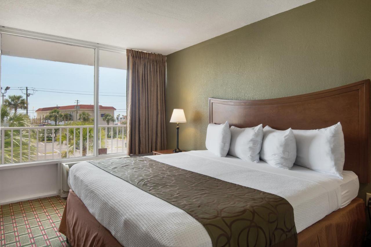 Baymont By Wyndham Panama City Beach Bagian luar foto
