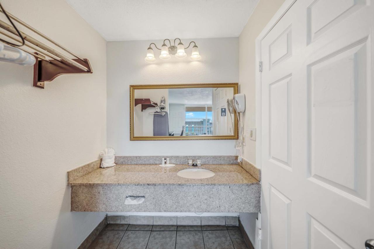 Baymont By Wyndham Panama City Beach Bagian luar foto