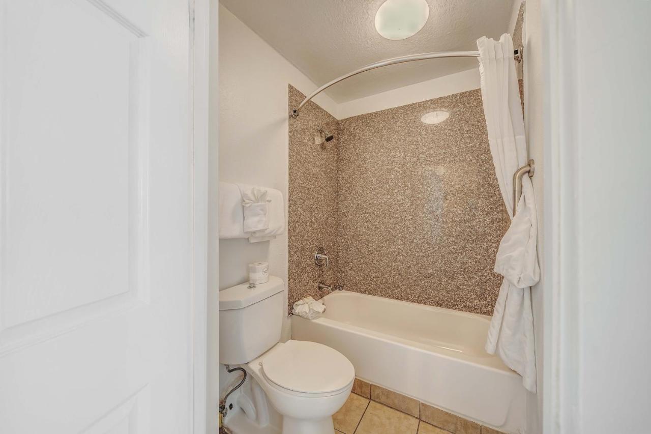 Baymont By Wyndham Panama City Beach Bagian luar foto