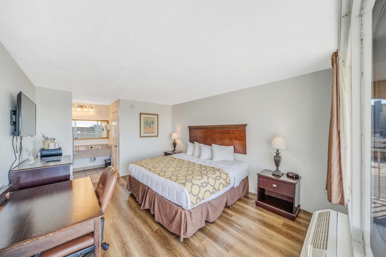 Baymont By Wyndham Panama City Beach Bagian luar foto